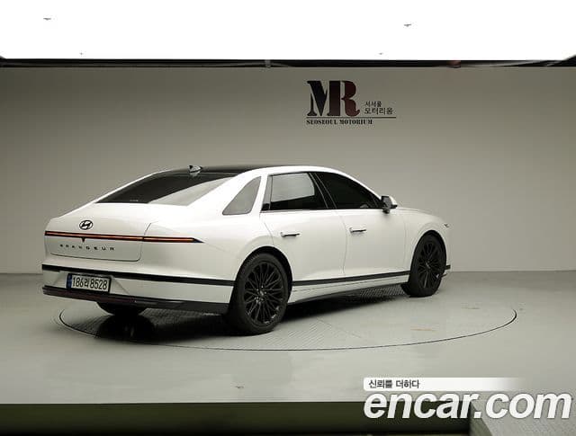 Hyundai Grandeur (GN7) 3