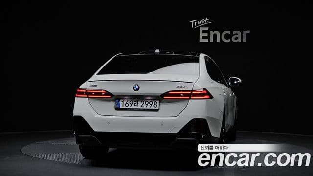 BMW 5 Series (G60) 4