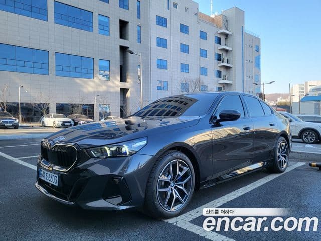BMW 5 Series (G60) 1