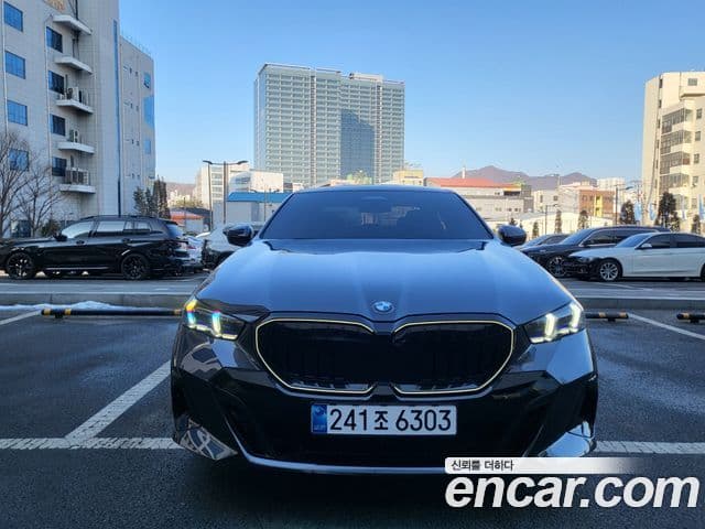 BMW 5 Series (G60) 3