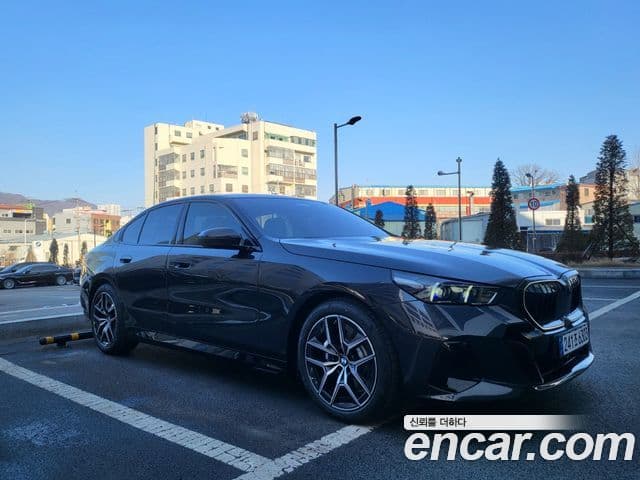 BMW 5 Series (G60) 4