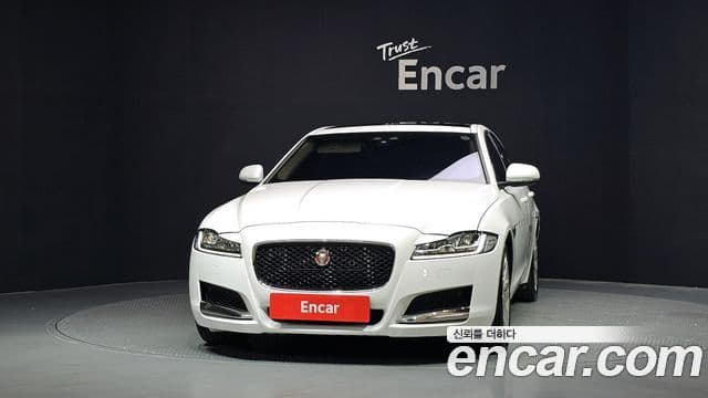 Jaguar XF (X260) 3