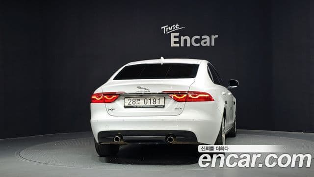Jaguar XF (X260) 4