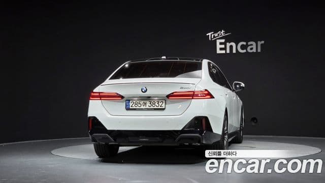BMW 5 Series (G60) 3