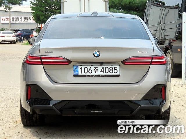 BMW 5 Series (G60) 3