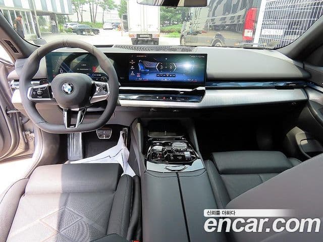 BMW 5 Series (G60) 4
