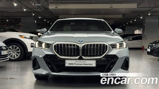 BMW 5 Series (G60) 3