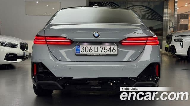 BMW 5 Series (G60) 4