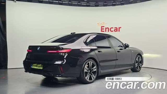 BMW 7 Series (G70) 2