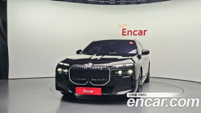 BMW 7 Series (G70) 3