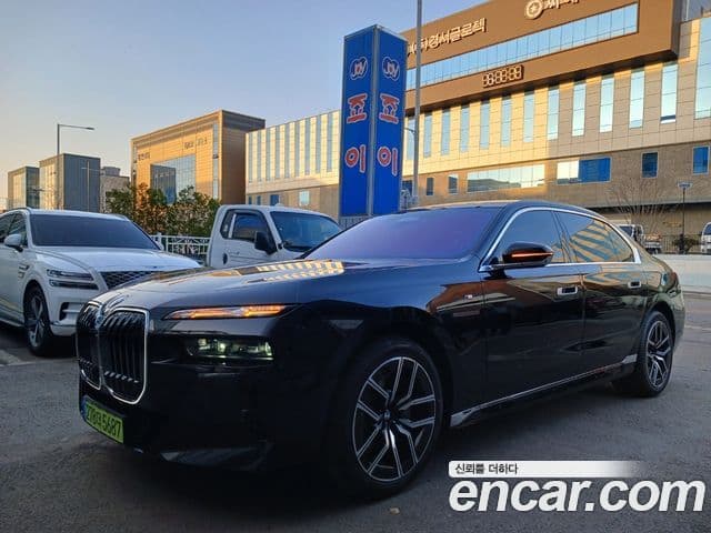 BMW 7 Series (G70) 2