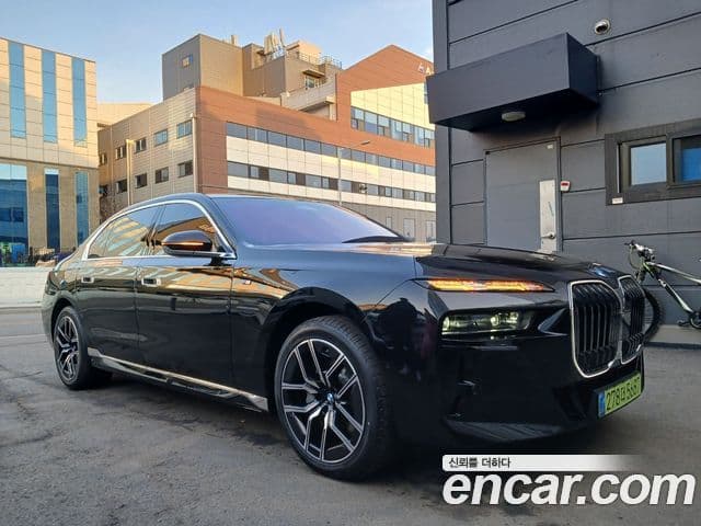 BMW 7 Series (G70) 3