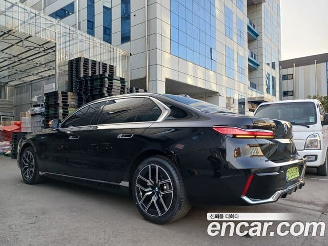 BMW 7 Series (G70) 4