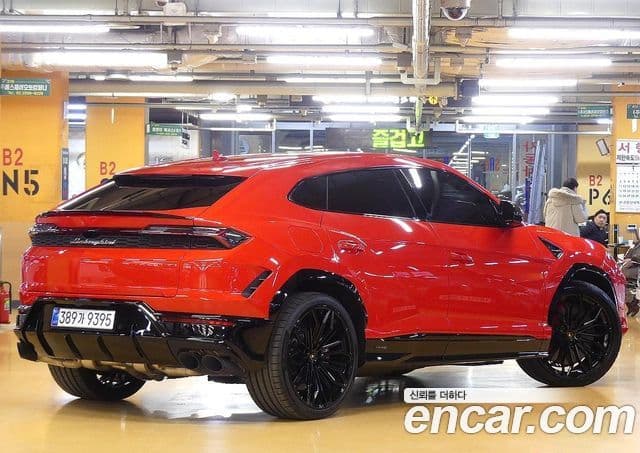 Lamborghini Urus 4