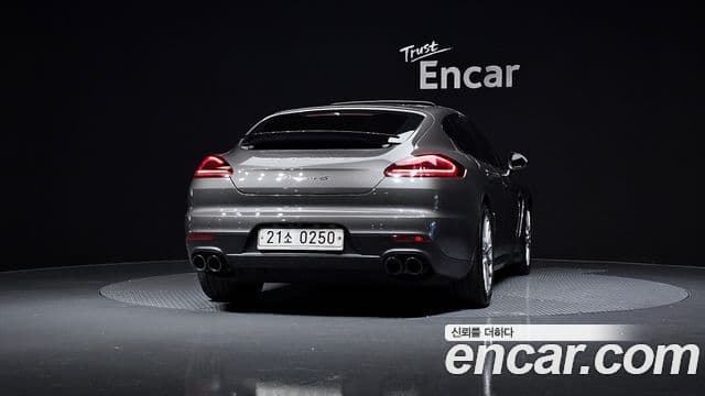 Porsche Panamera 4