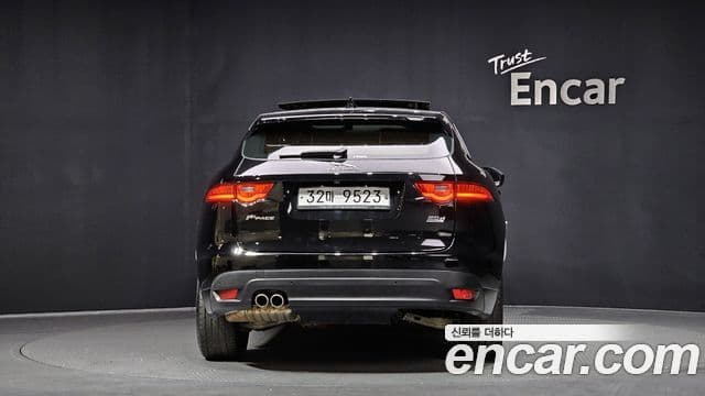Jaguar F-PACE 4