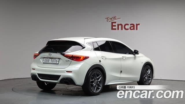Infiniti Q30 2