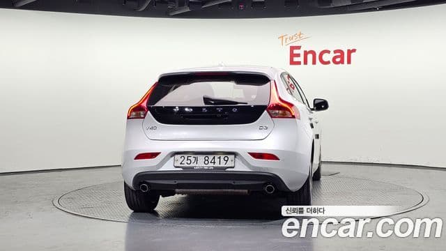 Volvo V40 4