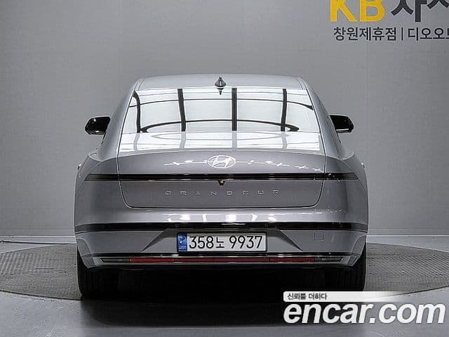 Hyundai Grandeur (GN7) 3