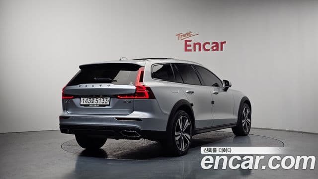 Volvo V60 Cross Country 2nd Gen 2