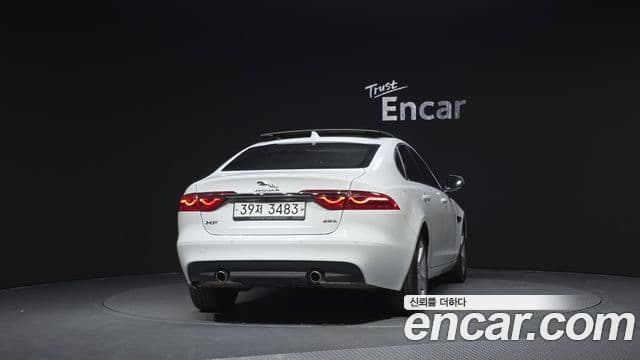 Jaguar XF (X260) 4