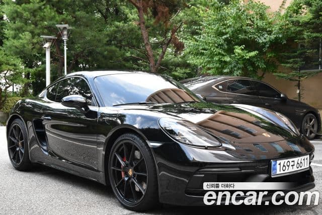 Porsche 718 Cayman 1