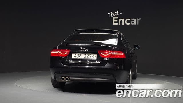 Jaguar XE 4