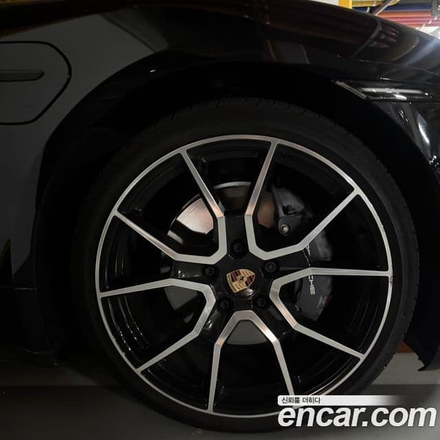Porsche Taycan 4