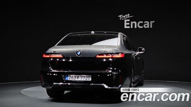 BMW 7 Series (G70) 3