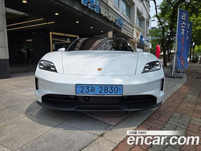 Porsche Taycan 3