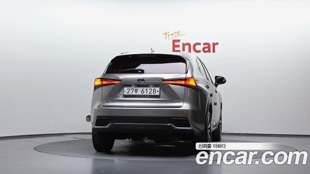 Lexus NX300h 3