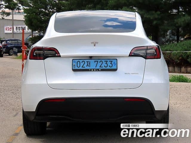 Tesla Model Y 4