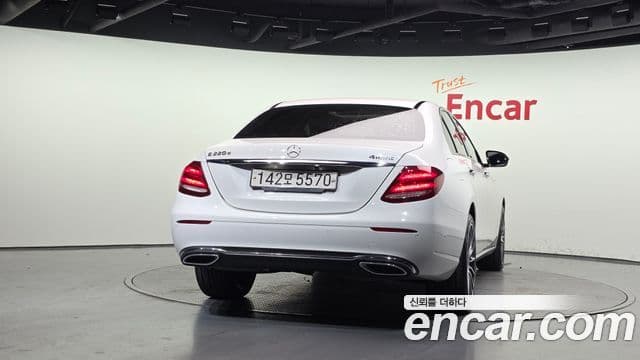 Mercedes-Benz E-Class W213 4