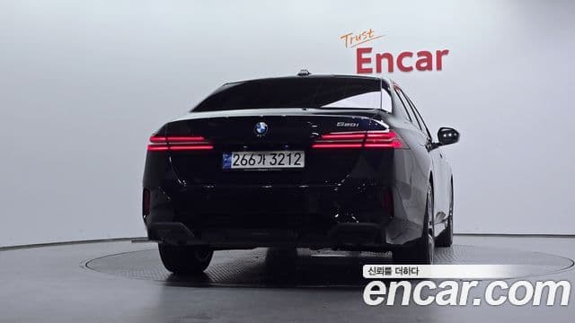 BMW 5 Series (G60) 3