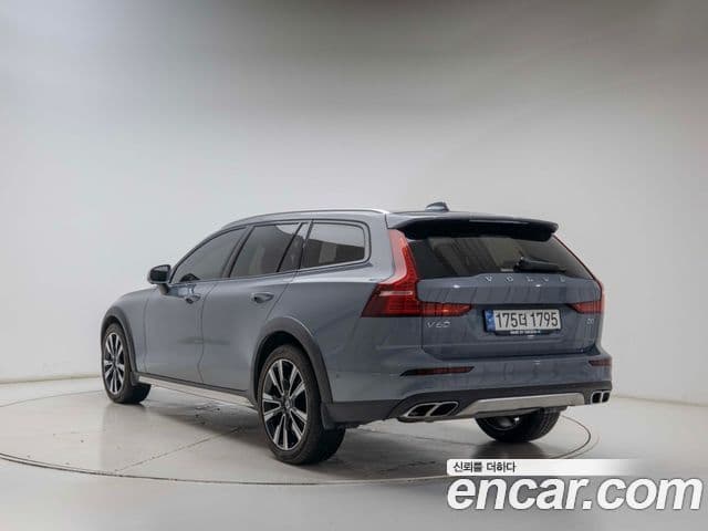 Volvo V60 Cross Country 2nd Gen 4
