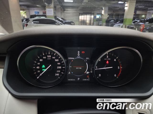 Land Rover Discovery 5 4