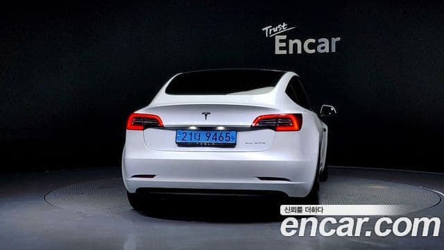 Tesla Model 3 4