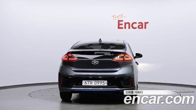Hyundai Ioniq Hybrid 3