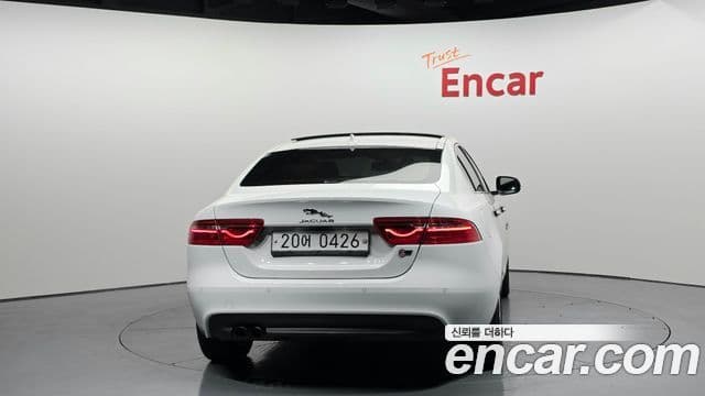 Jaguar XE 4