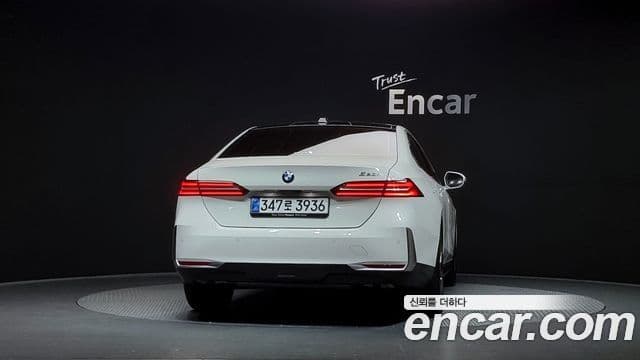 BMW 5 Series (G60) 3
