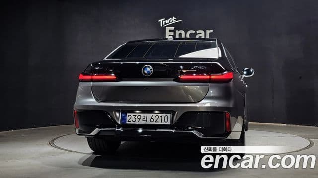 BMW 7 Series (G70) 3