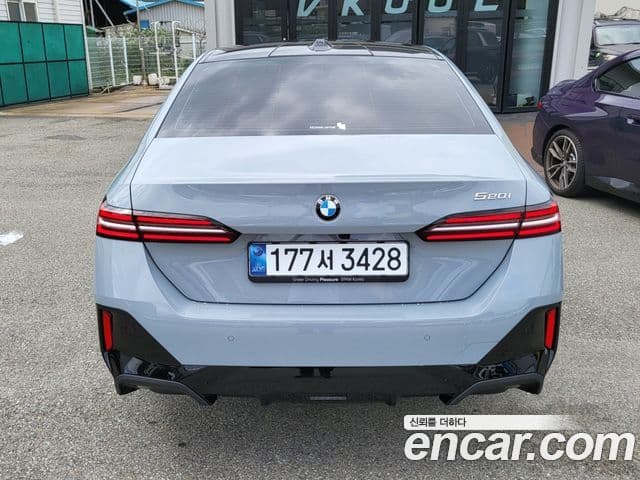BMW 5 Series (G60) 4