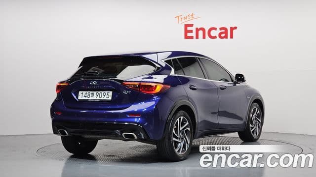 Infiniti Q30 2