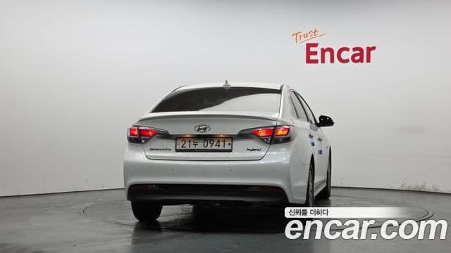 Hyundai LF Sonata Hybrid 3