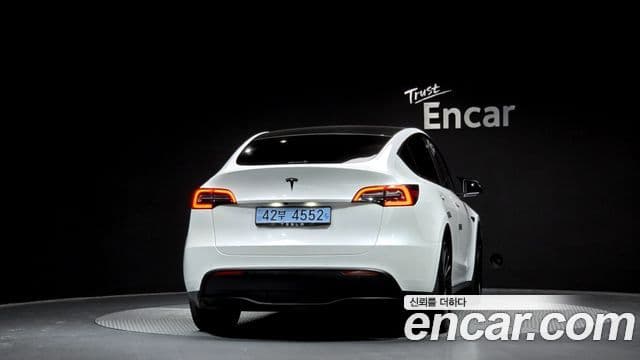 Tesla Model Y 4