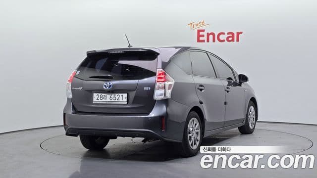 Toyota Prius V 2
