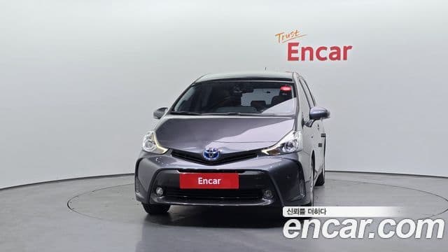 Toyota Prius V 3