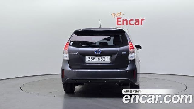 Toyota Prius V 4