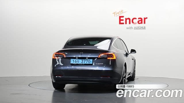 Tesla Model 3 4