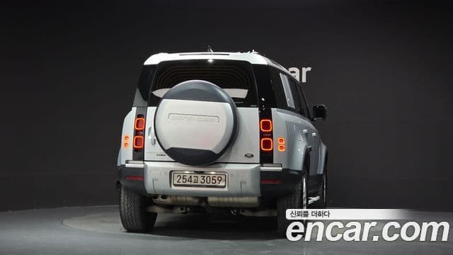 Land Rover Defender (L663) 4